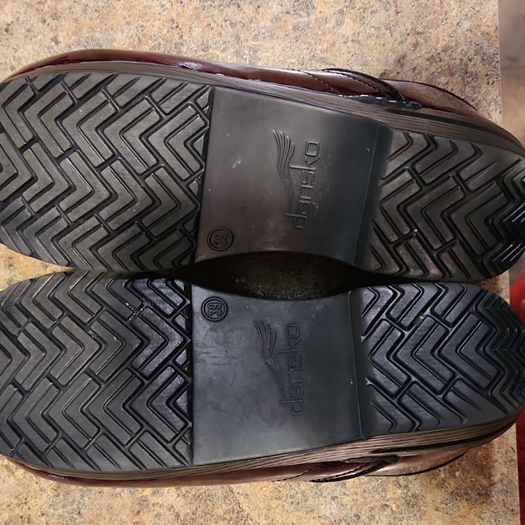 Dansko slip on clog shoe size 39 reddish/maroon color good work shoe - Picture 3 of 11